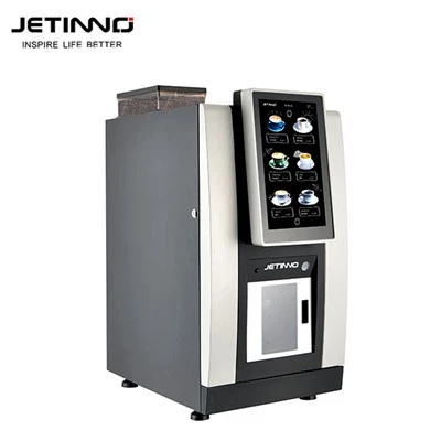 Uma máquina de café totalmente automática para uso comercial consegue prepara...